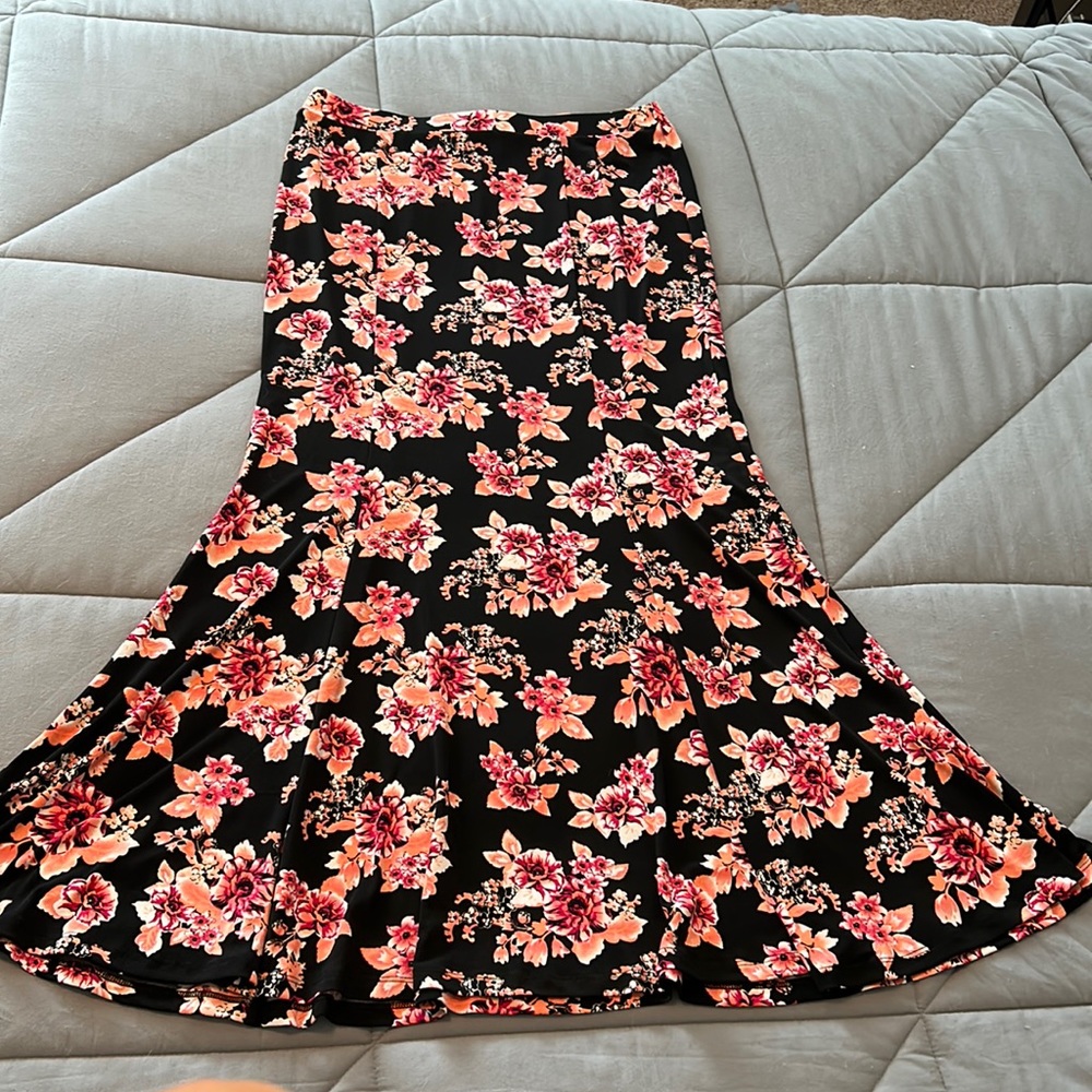 ✨2 for $20✨Black with Flowers Maxi Skirt